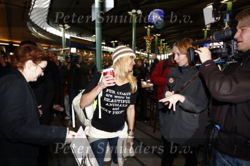 Schiphol 12 december 2008
Hans Klok brengt Pamela Anderson naar schiphol na optreden op de miljonair fair.
Pamela en Hans dragen t shirt tegen het gebruik van bont. Pamela heeft een muts op.
Peter Smulders bv