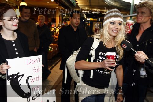 Schiphol 12 december 2008
Hans Klok brengt Pamela Anderson naar schiphol na optreden op de miljonair fair.
Pamela en Hans dragen t shirt tegen het gebruik van bont. Pamela heeft een muts op.
Peter Smulders bv