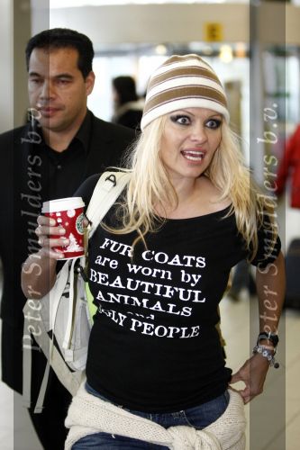 Schiphol 12 december 2008
Hans Klok brengt Pamela Anderson naar schiphol na optreden op de miljonair fair.
Pamela en Hans dragen t shirt tegen het gebruik van bont. Pamela heeft een muts op.
Peter Smulders bv