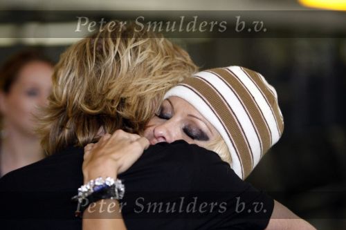 Schiphol 12 december 2008
Hans Klok brengt Pamela Anderson naar schiphol na optreden op de miljonair fair.
Pamela en Hans dragen t shirt tegen het gebruik van bont. Pamela heeft een muts op.
Peter Smulders bv
