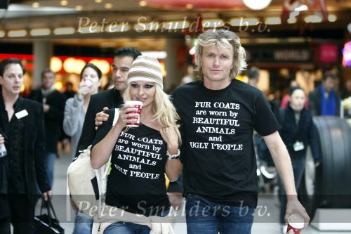 Schiphol 12 december 2008
Hans Klok brengt Pamela Anderson naar schiphol na optreden op de miljonair fair.
Pamela en Hans dragen t shirt tegen het gebruik van bont. Pamela heeft een muts op.
Peter Smulders bv