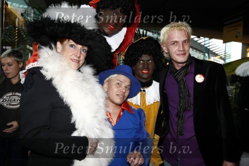 Amsterdam 5 oktober 2008
Premiere Sinterklaas en het geheim van het grote boek in pathe arena. Pamela Teves
Peter Smulders bv