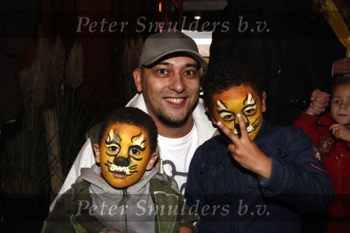 Amsterdam 9 november 2008
Premiere Madagascar in Tuschinski. partysquad zanger met 2 kindjes
Peter Smulders bv