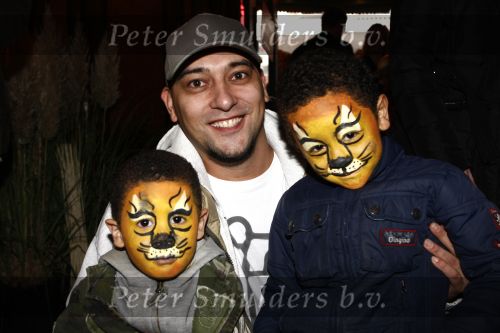 Amsterdam 9 november 2008
Premiere Madagascar in Tuschinski. partysquad zanger met 2 kindjes
Peter Smulders bv