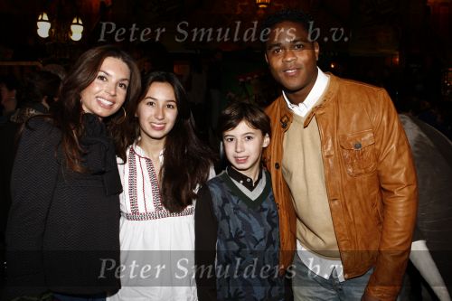 Amsterdam 9 november 2008
Premiere Madagascar in Tuschinski. Patrick Kluivert met Rossana Lima en Nino en Demi
Peter Smulders bv