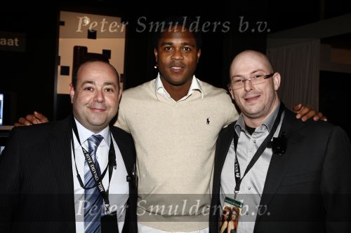 Amsterdam 15 december 2008
Feestje van La Mer op de miljonairfair. Patrick Kluivert met fans
Peter Smulders bv