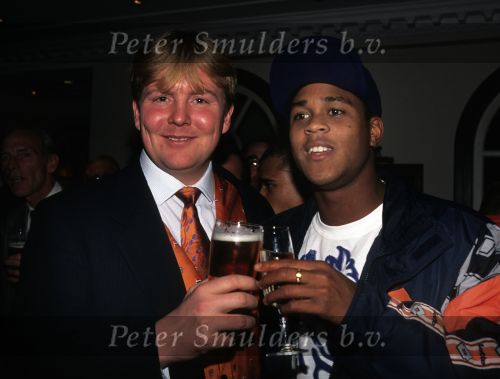 2000 Prins Willem Alexander met een glaasje bier met de voetballer Patrick Kluivert