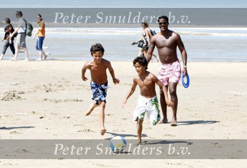 Noordwijk 24 juli 2008
Patrick Kluivert op het strand bij huis ter Duin met Rossana Lima en zijn zoons Shane Quincy Ruben en Justin.