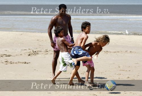 Noordwijk 24 juli 2008
Patrick Kluivert op het strand bij huis ter Duin met Rossana Lima en zijn zoons Shane Quincy Ruben en Justin.