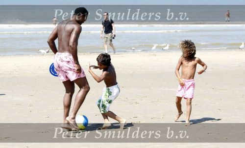 Noordwijk 24 juli 2008
Patrick Kluivert op het strand bij huis ter Duin met Rossana Lima en zijn zoons Shane Quincy Ruben en Justin.