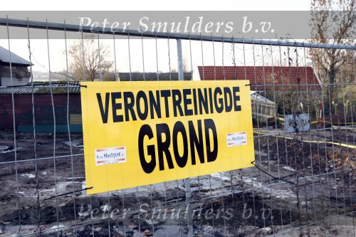 Amstelveen 13 decemberv 2008
Stuk gond dat vervuild is waar het Huis van Patty Brard moet komen te staan.
Peter Smulders bv