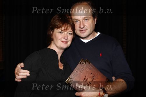 Amsterdam 7 novembe 2008
Uitreiking boek Patty harpenau. Peter v d Hurk reikt het eerste boek uit aan haar. Patty met haar man
Peter Smulders bv