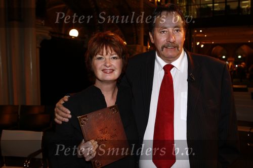 Amsterdam 7 novembe 2008
Uitreiking boek Patty harpenau. Peter v d Hurk reikt het eerste boek uit aan haar.
Peter Smulders bv