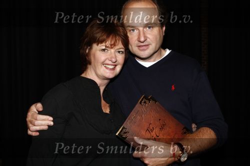 Amsterdam 7 novembe 2008
Uitreiking boek Patty harpenau. Peter v d Hurk reikt het eerste boek uit aan haar. Patty met haar man
Peter Smulders bv