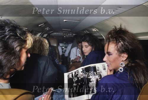 9 Mei 1987 Schiphol Oost Antwerpen Luchthaven, optreden in Antwerpen (Stage ) en optreden s\'avonds in Haren ( Groningen ) een dag met de Dolly Dots On Tour met Angela Groothuizen Ria Brieffies Patty Zomer Esther Oosterbeek en Angela Kramers