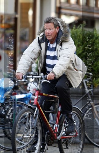Amsterdam 3 november 2007
Paul Dubois op de fiets op de cornelis schuytstraat.
