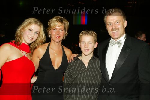 Amsterdam 25 oktober 2002
Televizierring 2002 in heineken music hall
Peter R de Vries met gezin