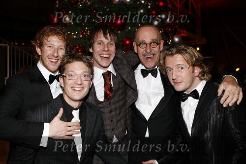 Rotterdam 16 december 2007
Premiere Evita in het nieuwe Luxor met oa Stanley Burleson Brigitte Heitzer en Roberto de GRoot. Andrew Lloyd Webber en Pieter v Vollenhoven zijn daarbij aanwezig. Peter de Jong met de ....
Peter Smulders bv