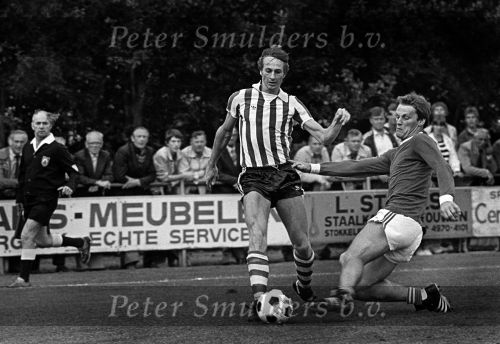 Eersel 11 Augustus 1981
Fatale val voor Adrie Kosten tijdens een vriendschappelijke wedstrijd tegen een Eerselse combinatie van FC Steensel, EFC en Dosko, FC Steensel-speler Toon v d Aa