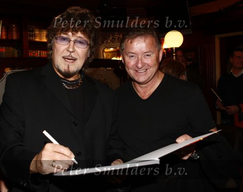 Volendam 14 november 2008
Presentatie boek van Piet Veerman .
Zijn vrouw en  kleinkinderen waren natuurlijk aanwezig. Piet met Jan Keizer en Jack Veerman
Peter Smulders bv