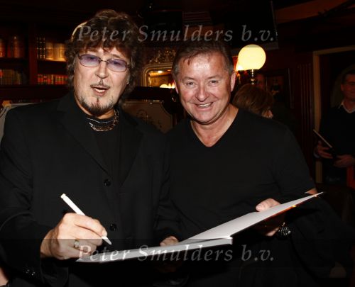 Volendam 14 november 2008
Presentatie boek van Piet Veerman .
Zijn vrouw en  kleinkinderen waren natuurlijk aanwezig. Piet met Jan Keizer en Jack Veerman
Peter Smulders bv