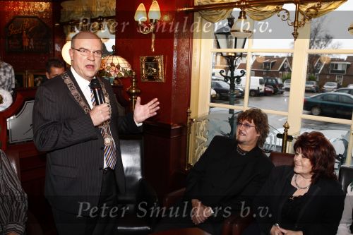 Volendam 14 november 2008
Presentatie boek van Piet Veerman .
Zijn vrouw en  kleinkinderen waren natuurlijk aanwezig. Piet met de burgemeester van Volendam en Edam
Peter Smulders bv