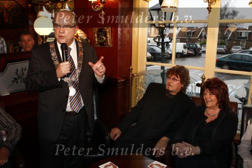 Volendam 14 november 2008
Presentatie boek van Piet Veerman .
Zijn vrouw en  kleinkinderen waren natuurlijk aanwezig. Piet met de burgemeester van Volendam en Edam
Peter Smulders bv