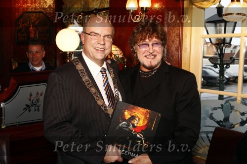 Volendam 14 november 2008
Presentatie boek van Piet Veerman .
Zijn vrouw en  kleinkinderen waren natuurlijk aanwezig. Piet met de burgemeester van Volendam en Edam
Peter Smulders bv
