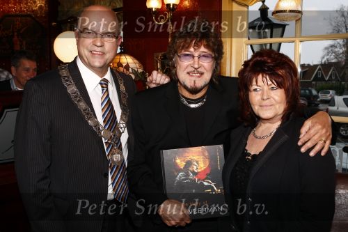 Volendam 14 november 2008
Presentatie boek van Piet Veerman .
Zijn vrouw en  kleinkinderen waren natuurlijk aanwezig. Piet met de burgemeester van Volendam en Edam
Peter Smulders bv