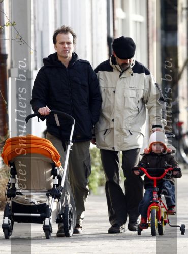 Amsterdam 26 januari 2008
Pieter v Beukering , man van Yvon Jaspers met kinderen en opa aan het wandelen.