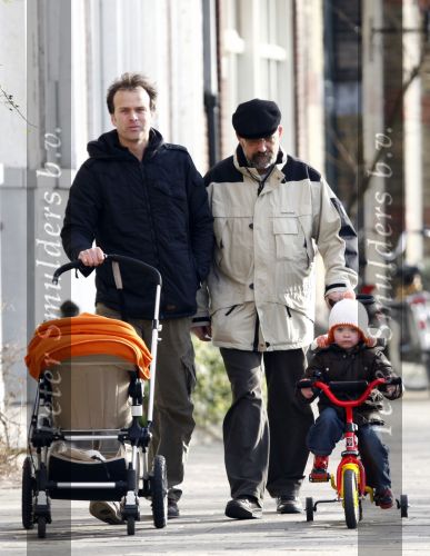 Amsterdam 26 januari 2008
Pieter v Beukering , man van Yvon Jaspers met kinderen en opa aan het wandelen.