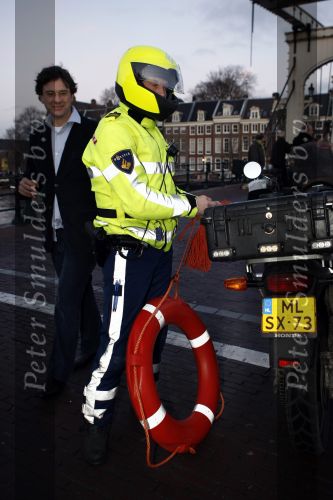 Amsterdam 10 december 2008
Beau v Erven Dorens springt in de Amstel van de mager brug ivm het uitkomen van zijn nieuwe boek. De Politie haalt hem uit het water.
Peter Smulders bv
