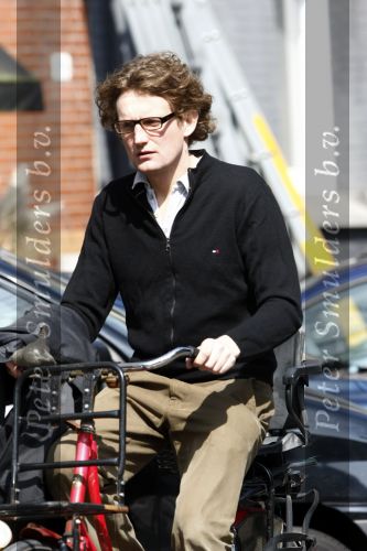 Amsterdam 20 april 21 april 2008
Prins Bernhard Jr op de fiets en bij de apotheek nadat hij ontslagen is uit het ziekenhuis waar hij een darmoperatie heeft ondergaan.
Peter Smulders bv