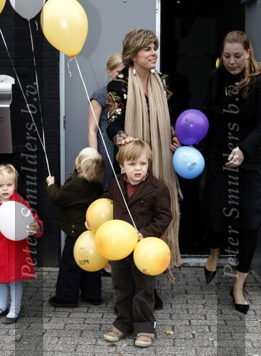 Amsterdam 4 oktober 2008
Prinses Laurentien met Prinses Eloise Prins Claus Cazimir en prinses Leonore bij premiere grote Terra in de Meervaart.
Peter Smulders bv