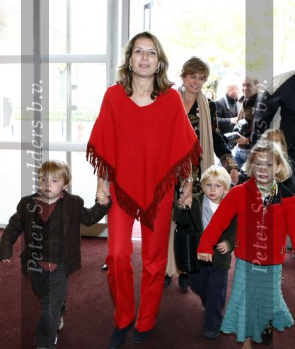 Amsterdam 4 oktober 2008
Prinses Laurentien met Prinses Eloise Prins Claus Cazimir en prinses Leonore bij premiere grote Terra in de Meervaart.
Peter Smulders bv