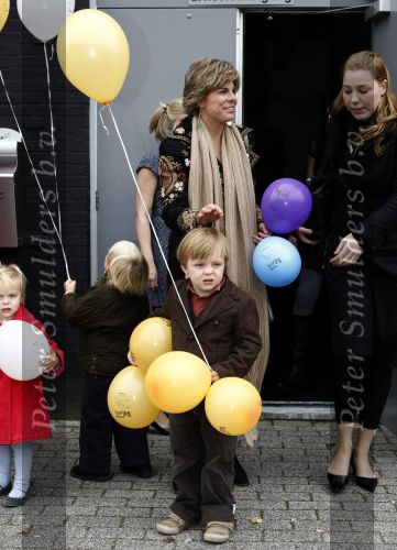 Amsterdam 4 oktober 2008
Prinses Laurentien met Prinses Eloise Prins Claus Cazimir en prinses Leonore bij premiere grote Terra in de Meervaart.
Peter Smulders bv