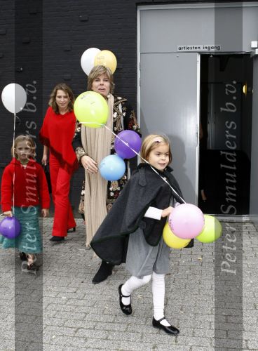 Amsterdam 4 oktober 2008
Prinses Laurentien met Prinses Eloise Prins Claus Cazimir en prinses Leonore bij premiere grote Terra in de Meervaart.
Peter Smulders bv