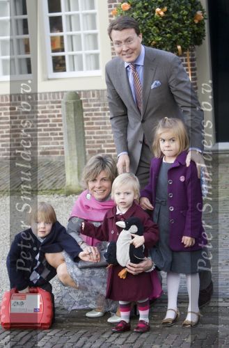 Apeldoorn 2 November 2008 Op paleis het Loo is vandaag de jongste zoon van Prins Bernhard en Prinses Annette gedoopt 
Op de foto Prins Constantijn en Prinses Laurentien en de kinderen Prinses Eloise, Prins Claus-Casimir en Prins Leonor