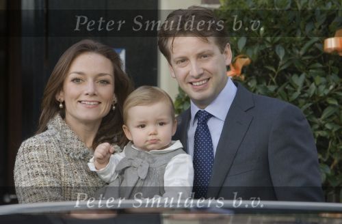 Apeldoorn Op paleis het Loo is vandaag de jongste zoon van Prins Bernhard en Prinses Annette gedoopt 
Op de foto Prins Floris en Prinses Aimee en dochter Prinses Magali
