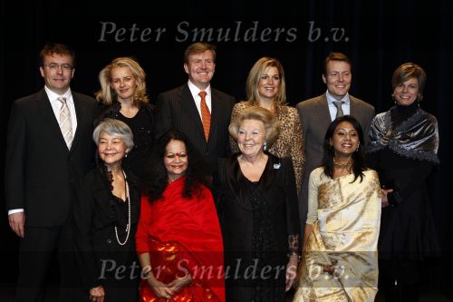 Amsterdam 3 december 2008
Prins Claus prijzen in het ij theater. Aanwezig zijn Koningin Beatrix , Prinses Maxima in tijger print outfit Prins Willem Alexander Mabel Wisse Smit Prins Friso en Prinses Laurentien en Prins Constantijn.
Peter Smulders bv