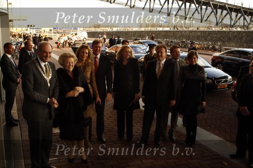 Amsterdam 3 december 2008
Prins Claus prijzen in het ij theater. Aanwezig zijn Koningin Beatrix , Prinses Maxima in tijger print outfit Prins Willem Alexander Mabel Wisse Smit Prins Friso en Prinses Laurentien en Prins Constantijn.
Peter Smulders bv