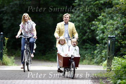 Wassenaar 11 juli 2008
Foto uurtje met prinses Maxima Prins Willem Alexander  en hun dochters Prinses Amalia Prinses Alexia en Prinses Ariane . 
Ze komen aanrijden in bakfiets.