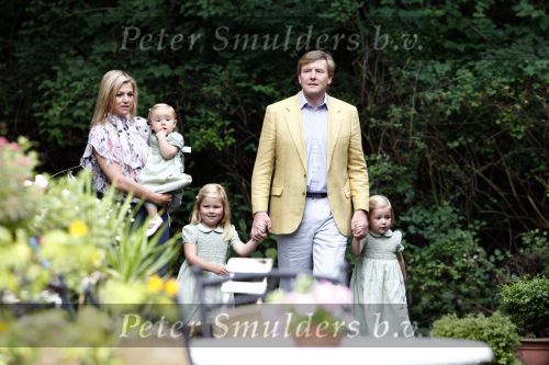 Wassenaar 11 juli 2008
Foto uurtje met prinses Maxima Prins Willem Alexander  en hun dochters Prinses Amalia Prinses Alexia en Prinses Ariane . 
Ze komen aanrijden in bakfiets.