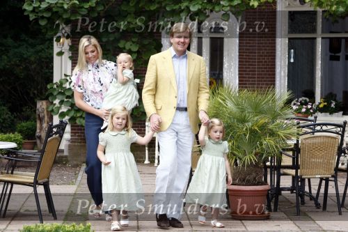Wassenaar 11 juli 2008
Foto uurtje met prinses Maxima Prins Willem Alexander  en hun dochters Amalia Alexia en Ariane . Ze komen aanrijden in bakfiets.