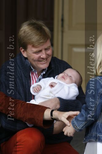 Den Haag 26 juni 2007
Fotomoment met Prins Willem Alexander Maxima Prinses Amalia Alexia en Ariane bij de koninklijke stallen. Prinses Alexia viert haar 2e verjaardag.