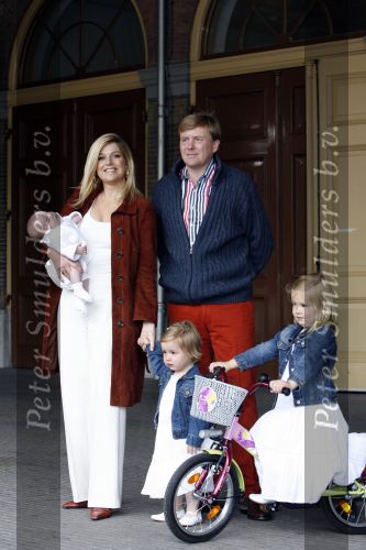 Den Haag 26 juni 2007
Fotomoment met Prins Willem Alexander Maxima Prinses Amalia Alexia en Ariane bij de koninklijke stallen. Prinses Alexia viert haar 2e verjaardag.
