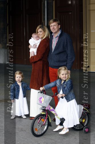 Den Haag 26 juni 2007
Fotomoment met Prins Willem Alexander Maxima Prinses Amalia Alexia en Ariane bij de koninklijke stallen. Prinses Alexia viert haar 2e verjaardag.