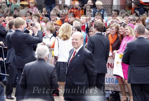 Makkum en Franeker30 april 2008
Koninginnedag 2008 met Koningin Beatrix Prins Willem Alexander Friso Constantijn Maurits Floris Pieter Christiaan Pieter v Vollenhoven en de prinsessen Maxima Laurentien Mabel Aimee Anita Margriet en Marilene. Prins Willem Alexander met foto camera
Peter Smulders bv