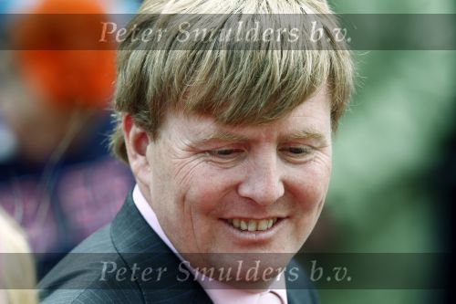 Makkum en Franeker30 april 2008
Koninginnedag 2008 met Koningin Beatrix Prins Willem Alexander Friso Constantijn Maurits Floris Pieter Christiaan Pieter v Vollenhoven en de prinsessen Maxima Laurentien Mabel Aimee Anita Margriet en Marilene. Rook aanslag op tanden prins willem alexander
Peter Smulders bv