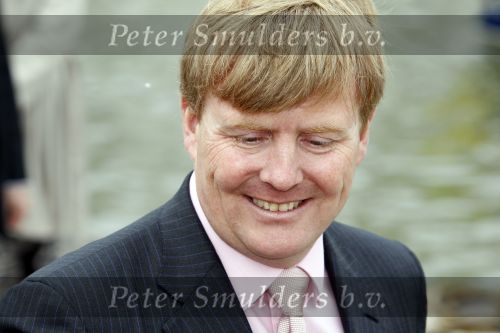 Makkum en Franeker30 april 2008
Koninginnedag 2008 met Koningin Beatrix Prins Willem Alexander Friso Constantijn Maurits Floris Pieter Christiaan Pieter v Vollenhoven en de prinsessen Maxima Laurentien Mabel Aimee Anita Margriet en Marilene. Rook aanslag op tanden prins willem alexander
Peter Smulders bv